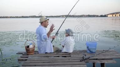 有<strong>爱心</strong>的父亲，有<strong>爱心</strong>的父母和他的孩子在一起聊天，坐在河边的码头上钓鱼